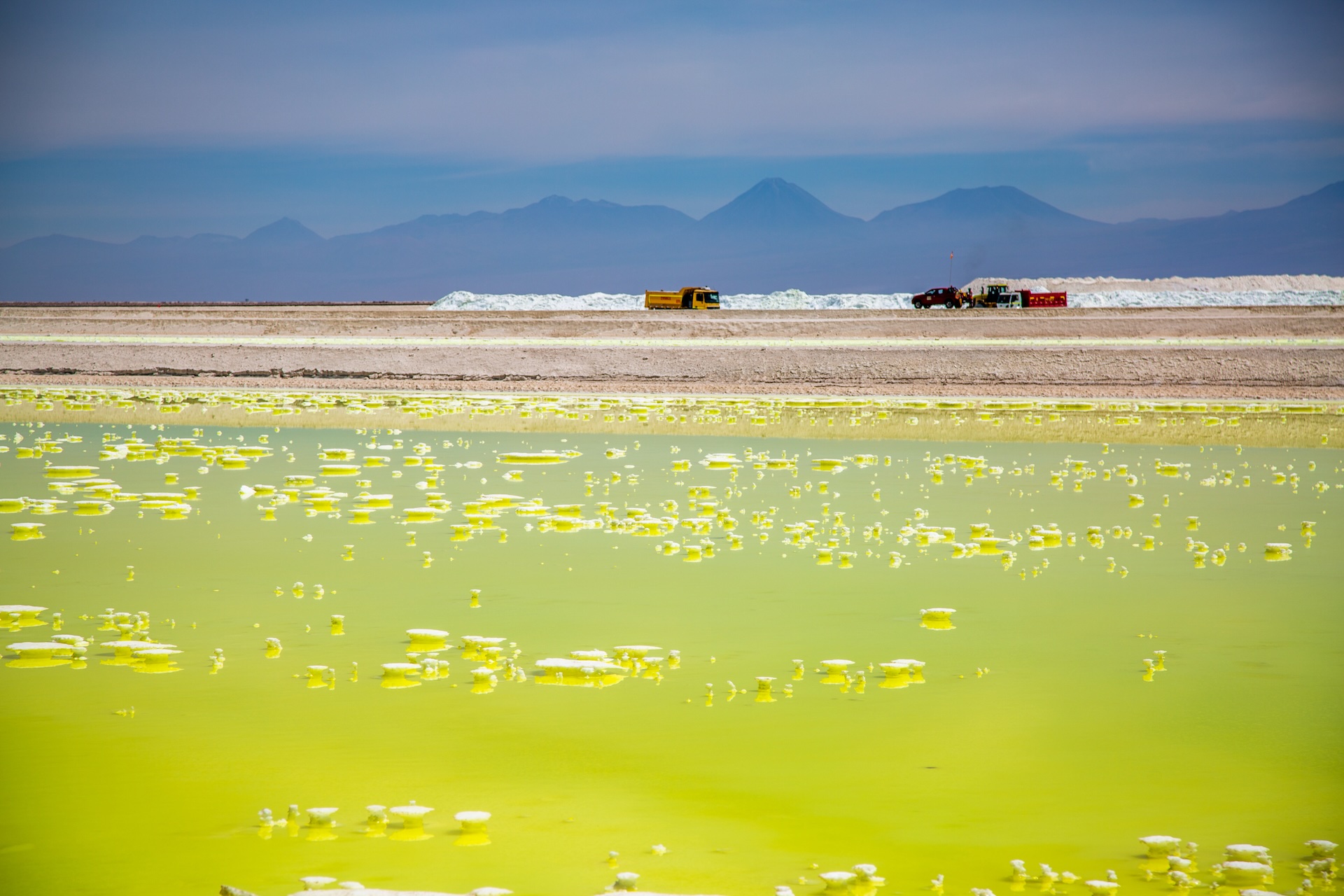 Operario en una poza de evaporación en el Salar de Atacama