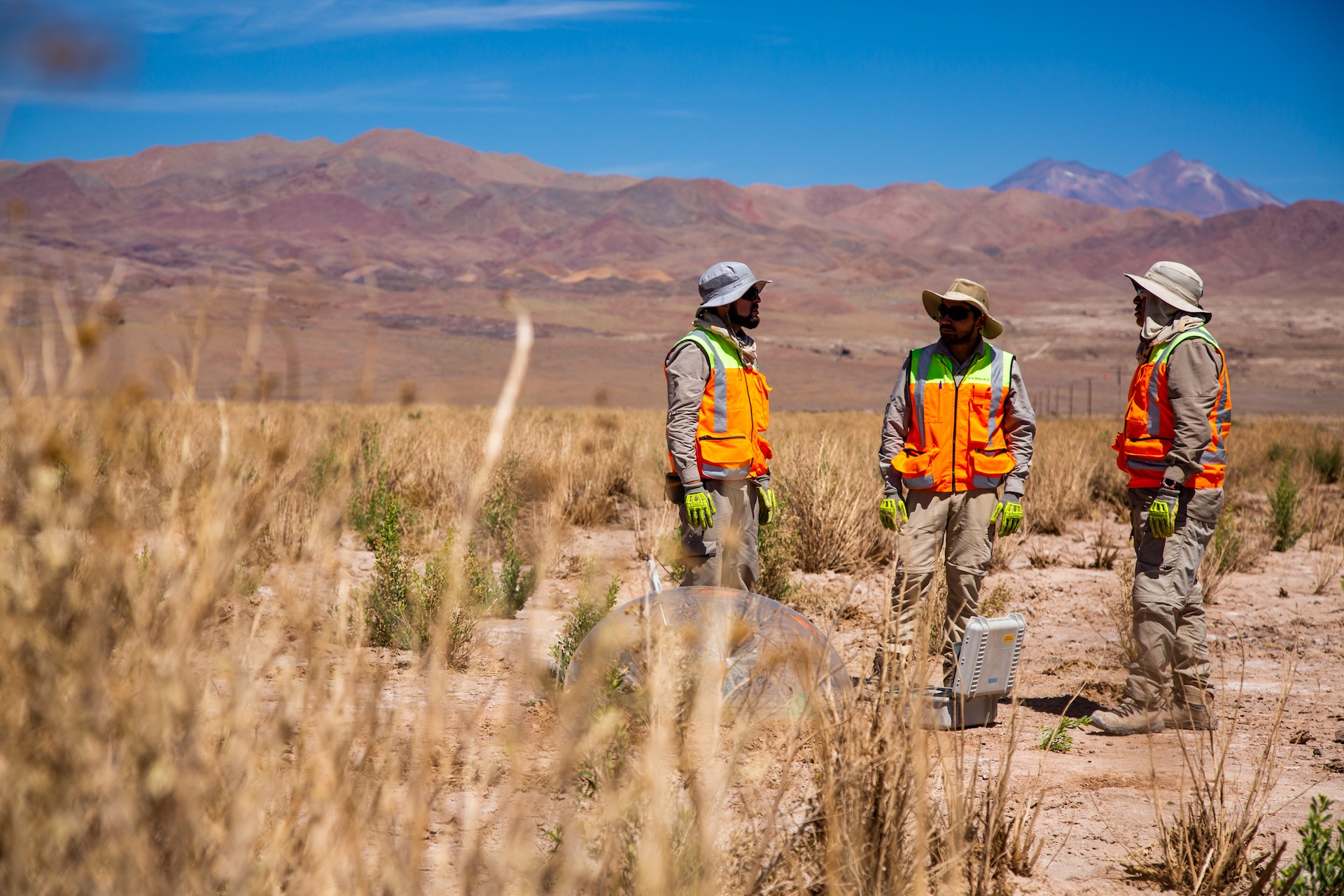 Equipo en terreno durante una jornada de monitoreo participativo en el Salar de Atacama