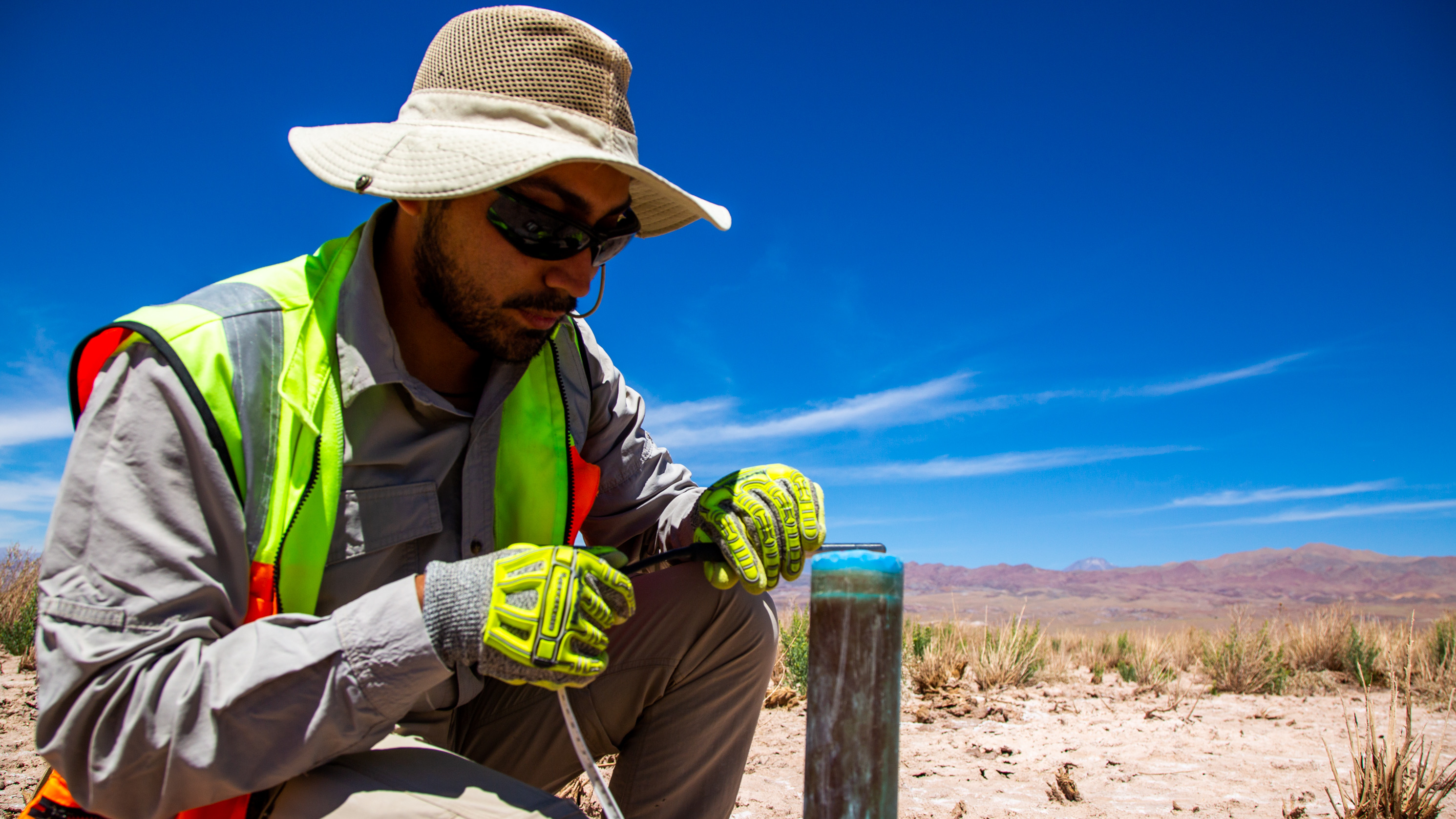 Equipo en terreno durante una jornada de monitoreo participativo en el Salar de Atacama
