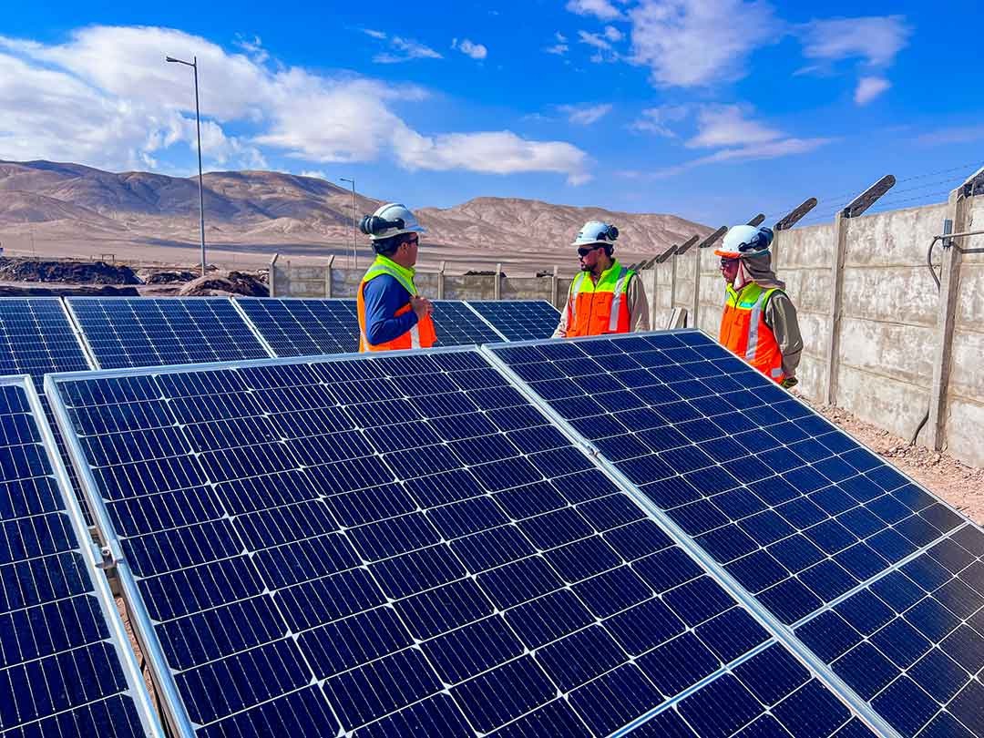Paneles solares vinculados al uso de energÃa renovable de Albemarle Chile.